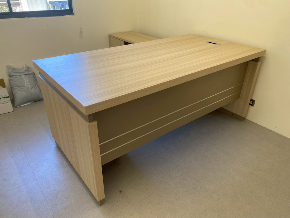 LINE_ALBUM_主管桌完工_251203_1