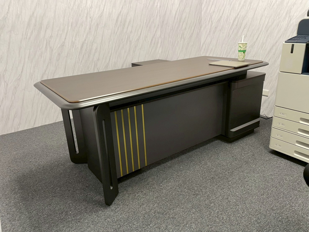 LINE_ALBUM_主管桌完工_251203_4