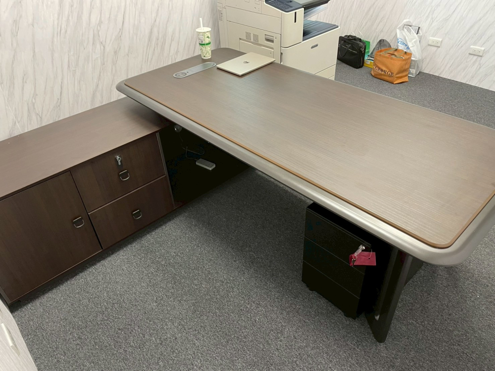 LINE_ALBUM_主管桌完工_251203_6