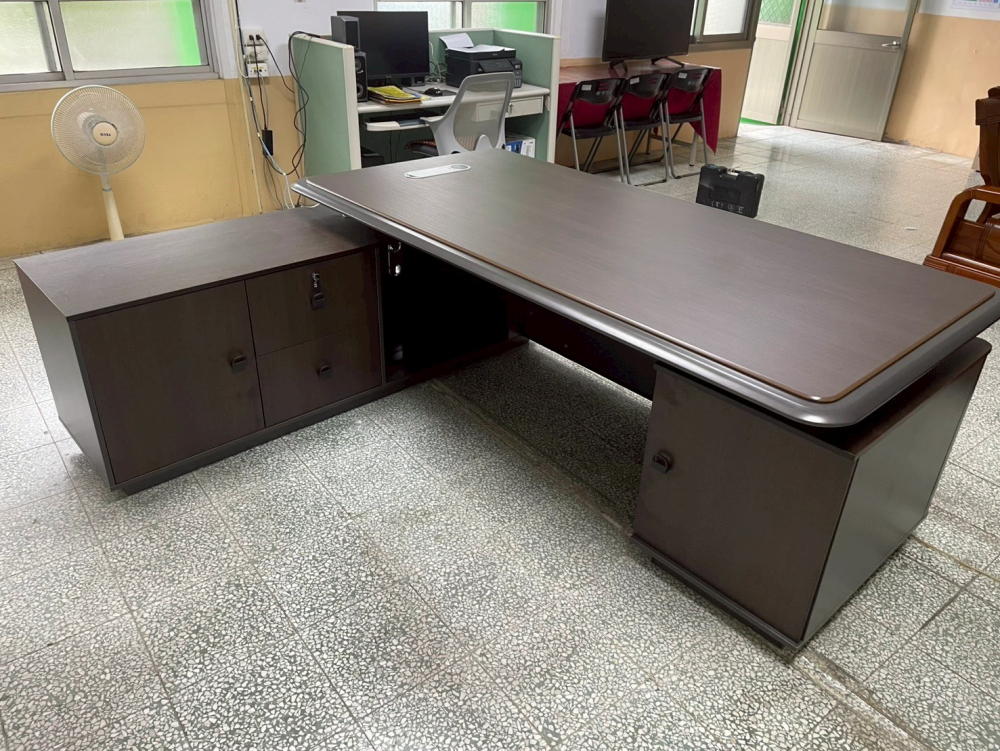 LINE_ALBUM_主管桌完工_251203_8