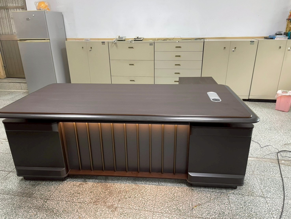 LINE_ALBUM_主管桌完工_251203_9