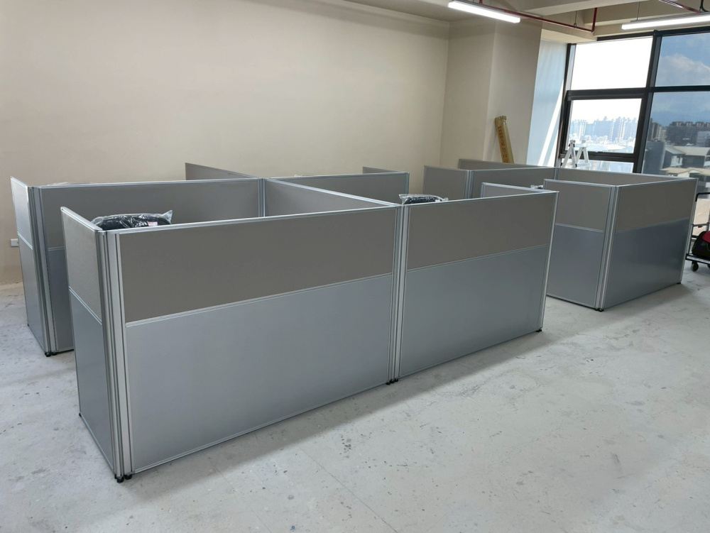 LINE_ALBUM_屏風辦公桌完工_251203_58