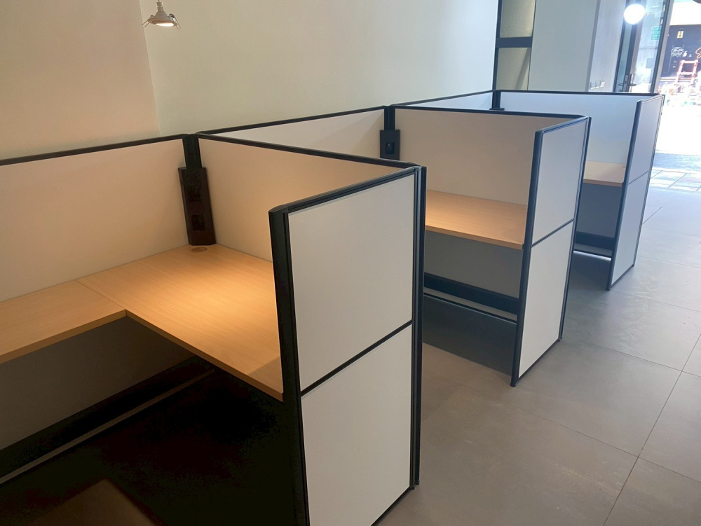 LINE_ALBUM_屏風辦公桌完工_251203_52