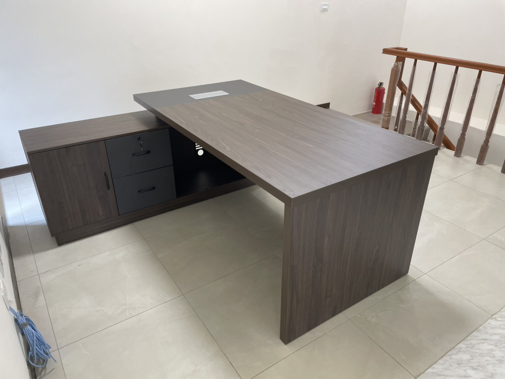 5.8尺柏力克主管桌