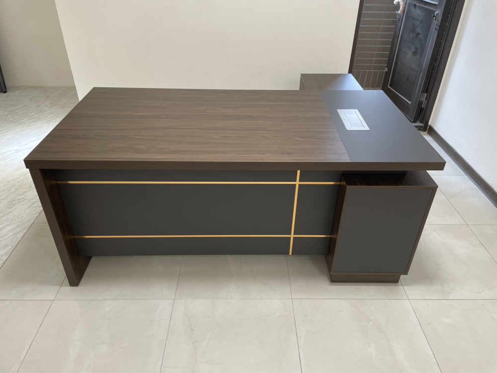 5.8尺柏力克主管桌